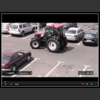 Kobieta parkuje traktor